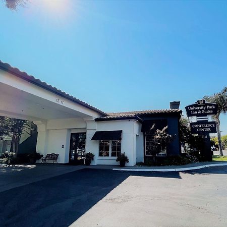 דיוויס University Park Inn & Suites מראה חיצוני תמונה