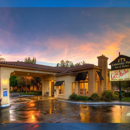 דיוויס University Park Inn & Suites מראה חיצוני תמונה