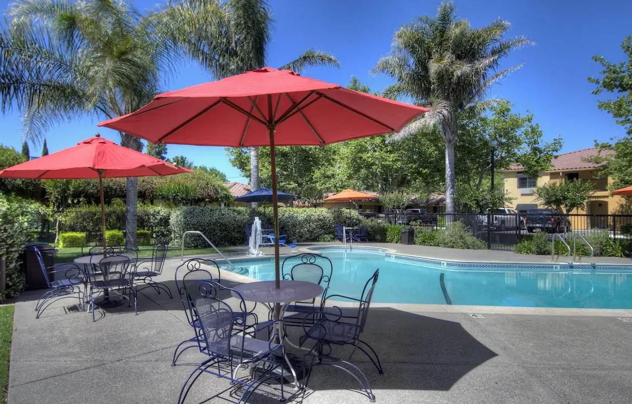 דיוויס University Park Inn & Suites מראה חיצוני תמונה