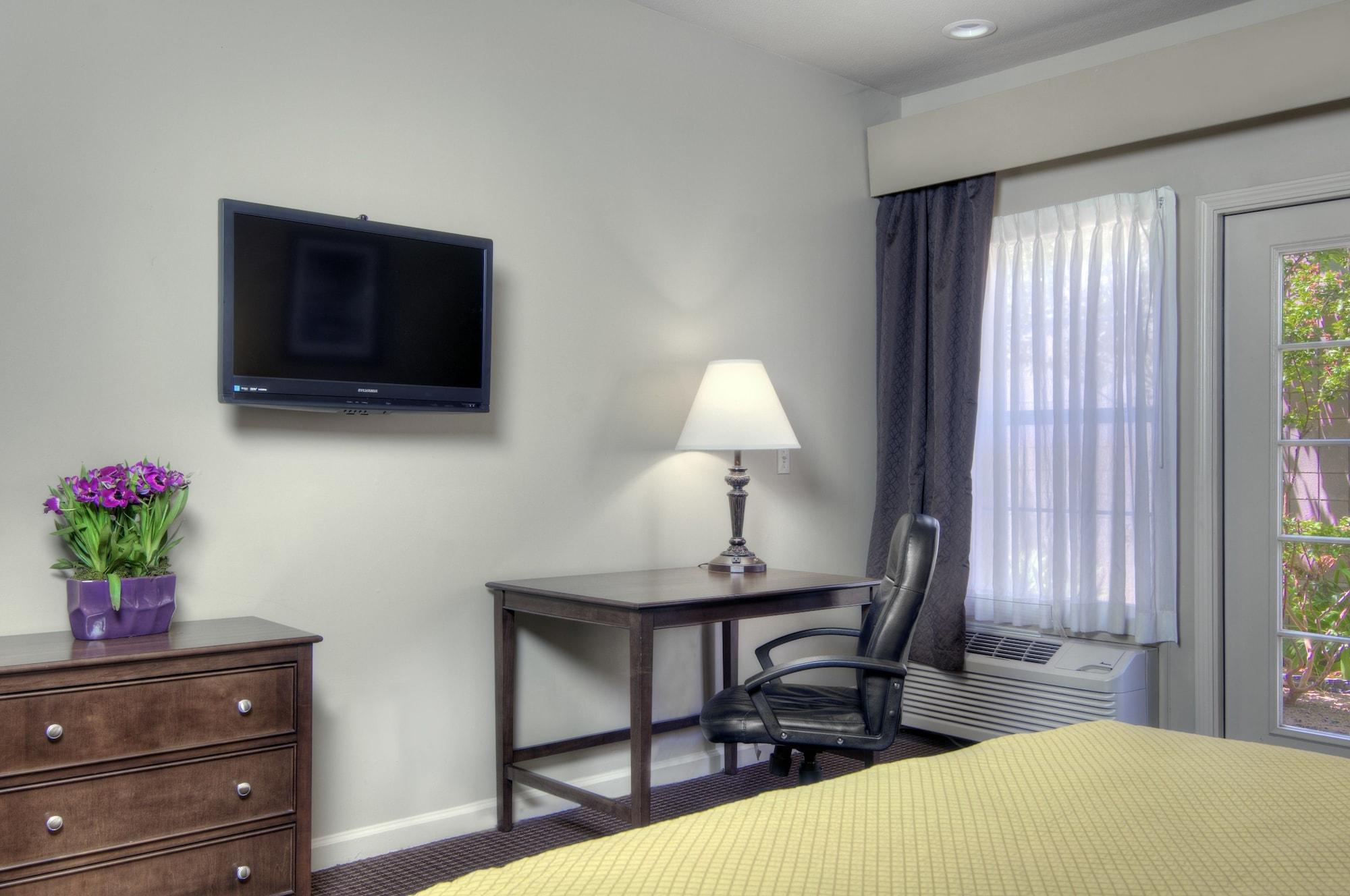 דיוויס University Park Inn & Suites מראה חיצוני תמונה