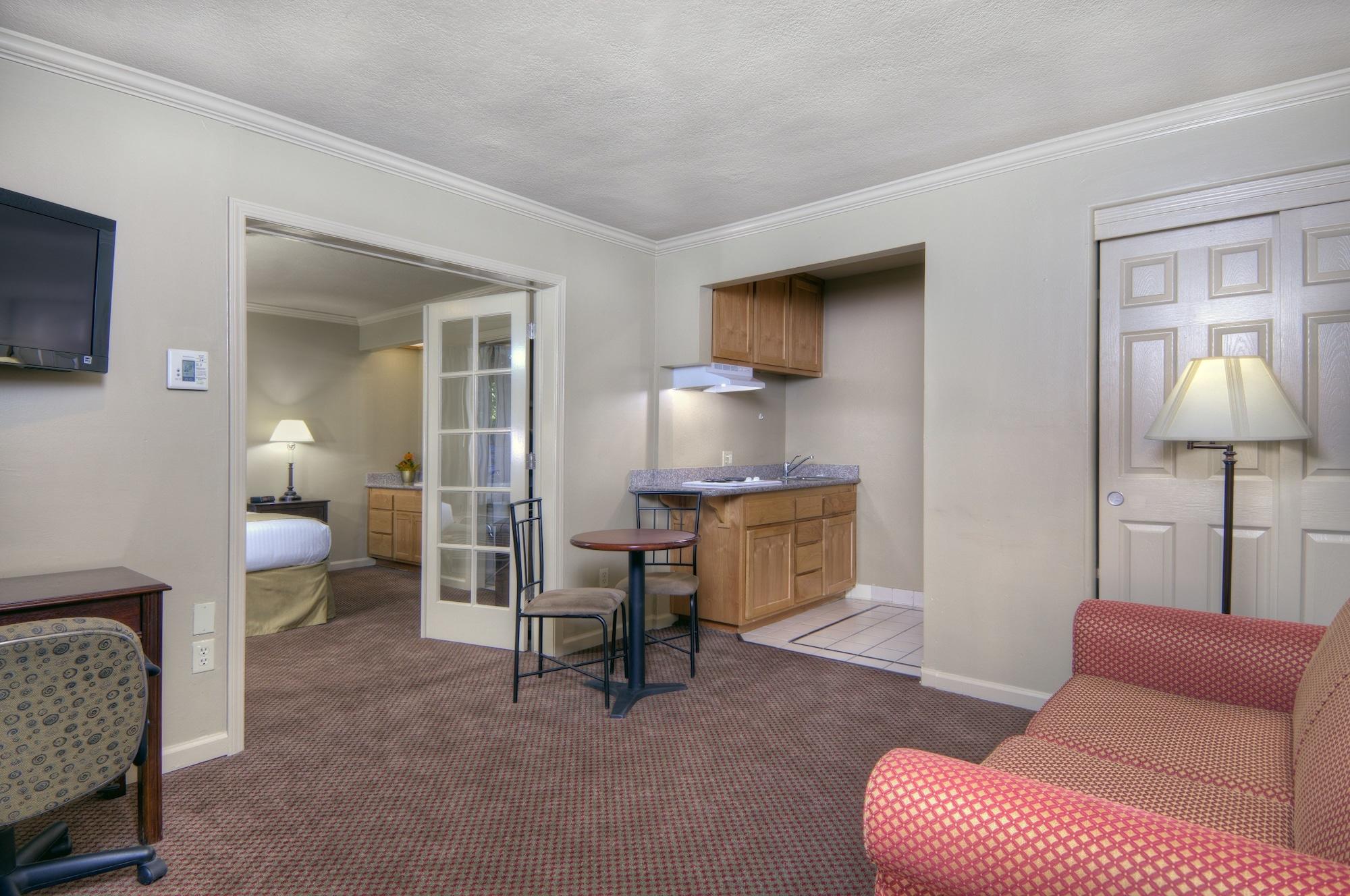 דיוויס University Park Inn & Suites מראה חיצוני תמונה