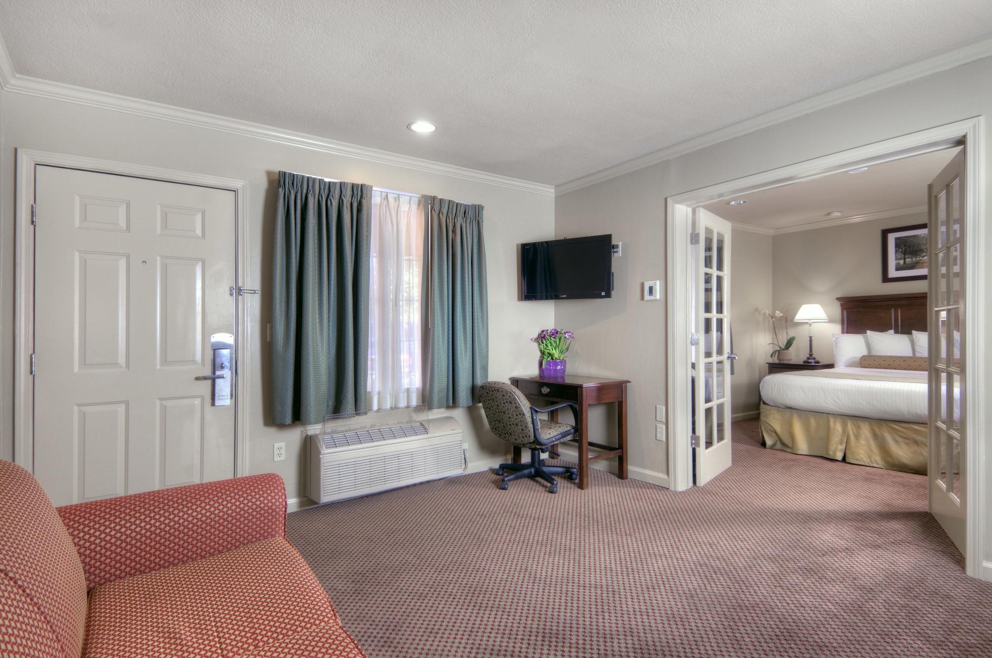 דיוויס University Park Inn & Suites מראה חיצוני תמונה