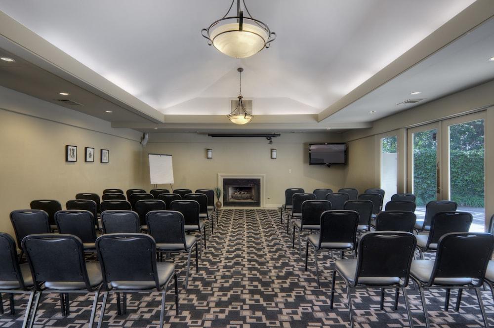 דיוויס University Park Inn & Suites מראה חיצוני תמונה
