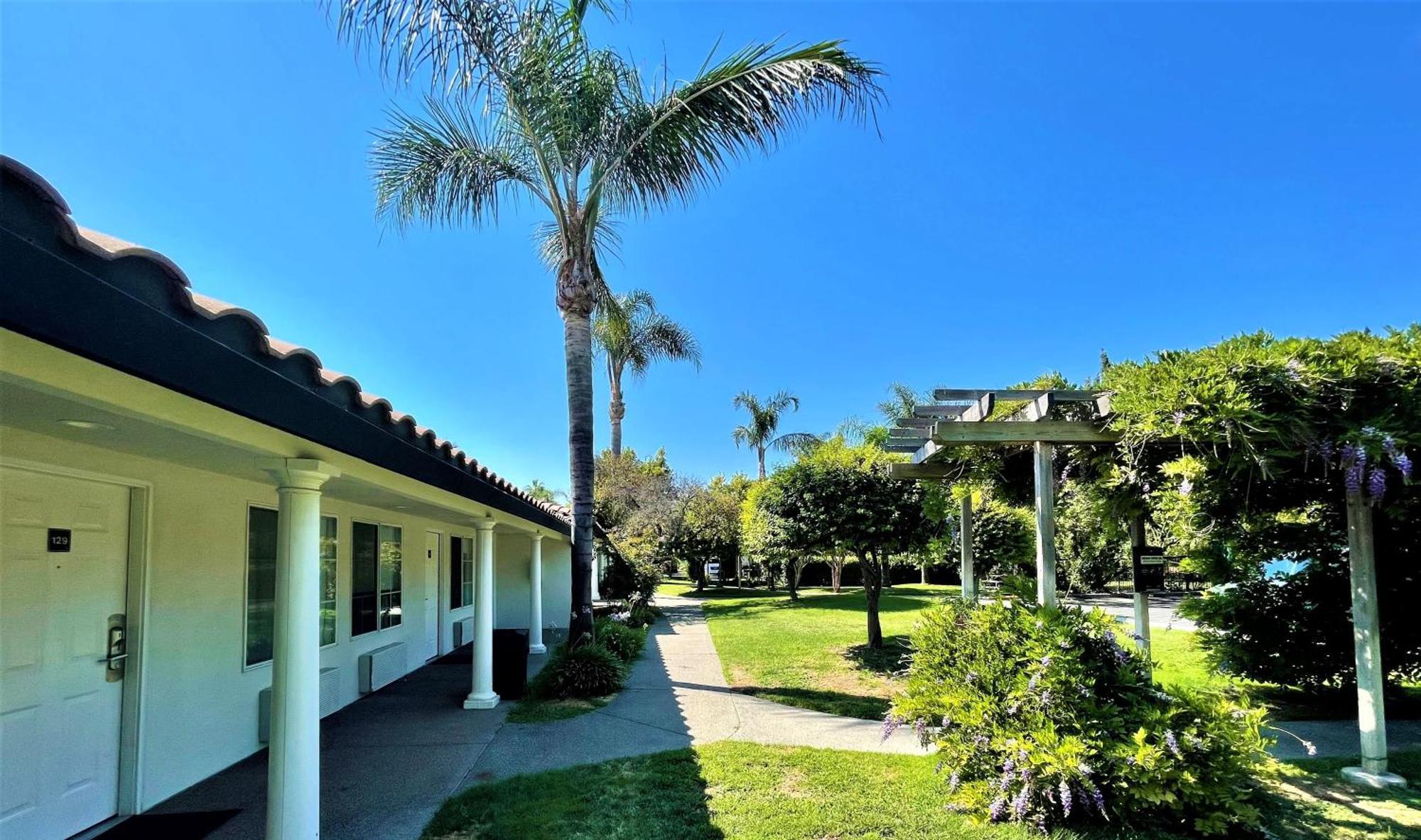 דיוויס University Park Inn & Suites מראה חיצוני תמונה
