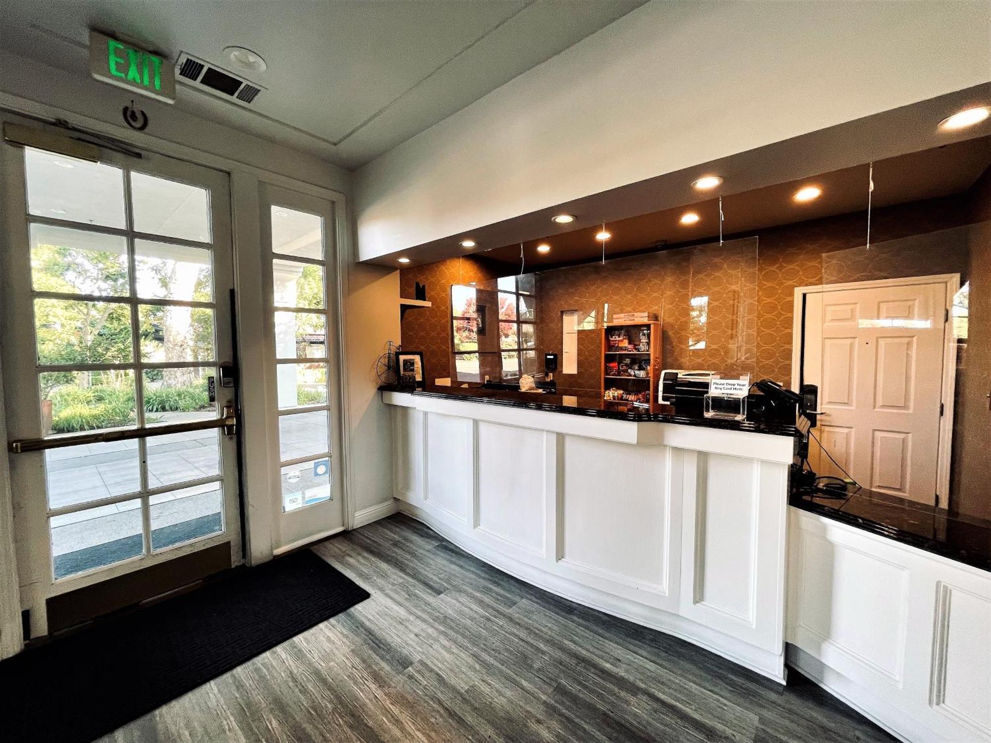 דיוויס University Park Inn & Suites מראה חיצוני תמונה