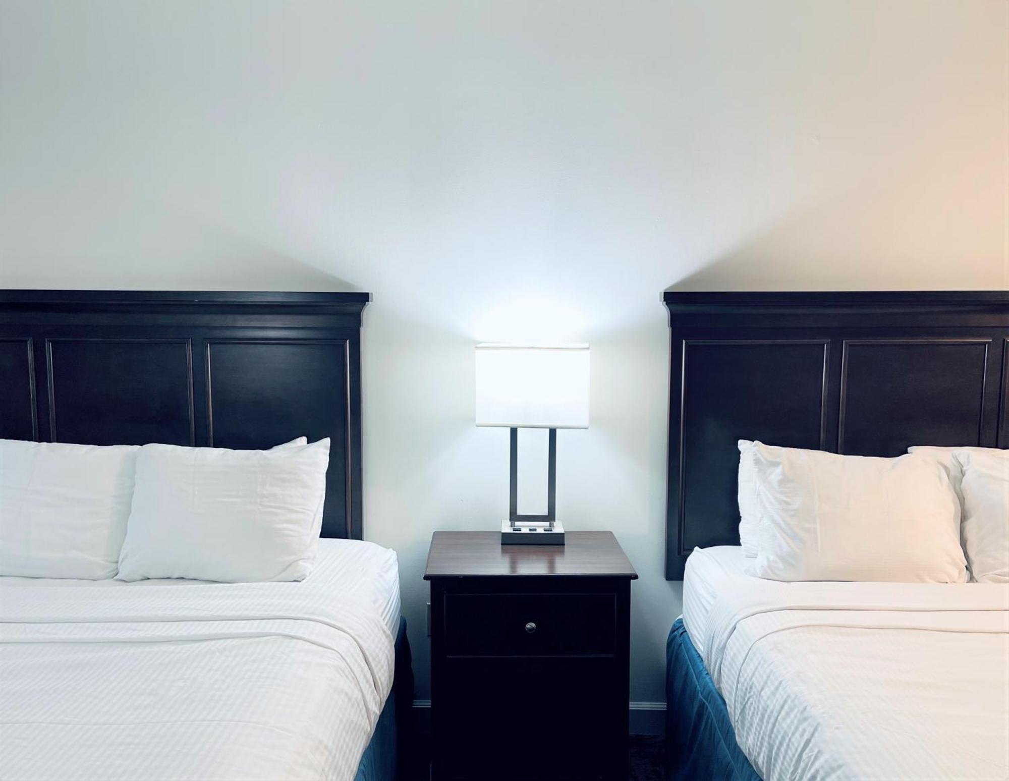 דיוויס University Park Inn & Suites מראה חיצוני תמונה
