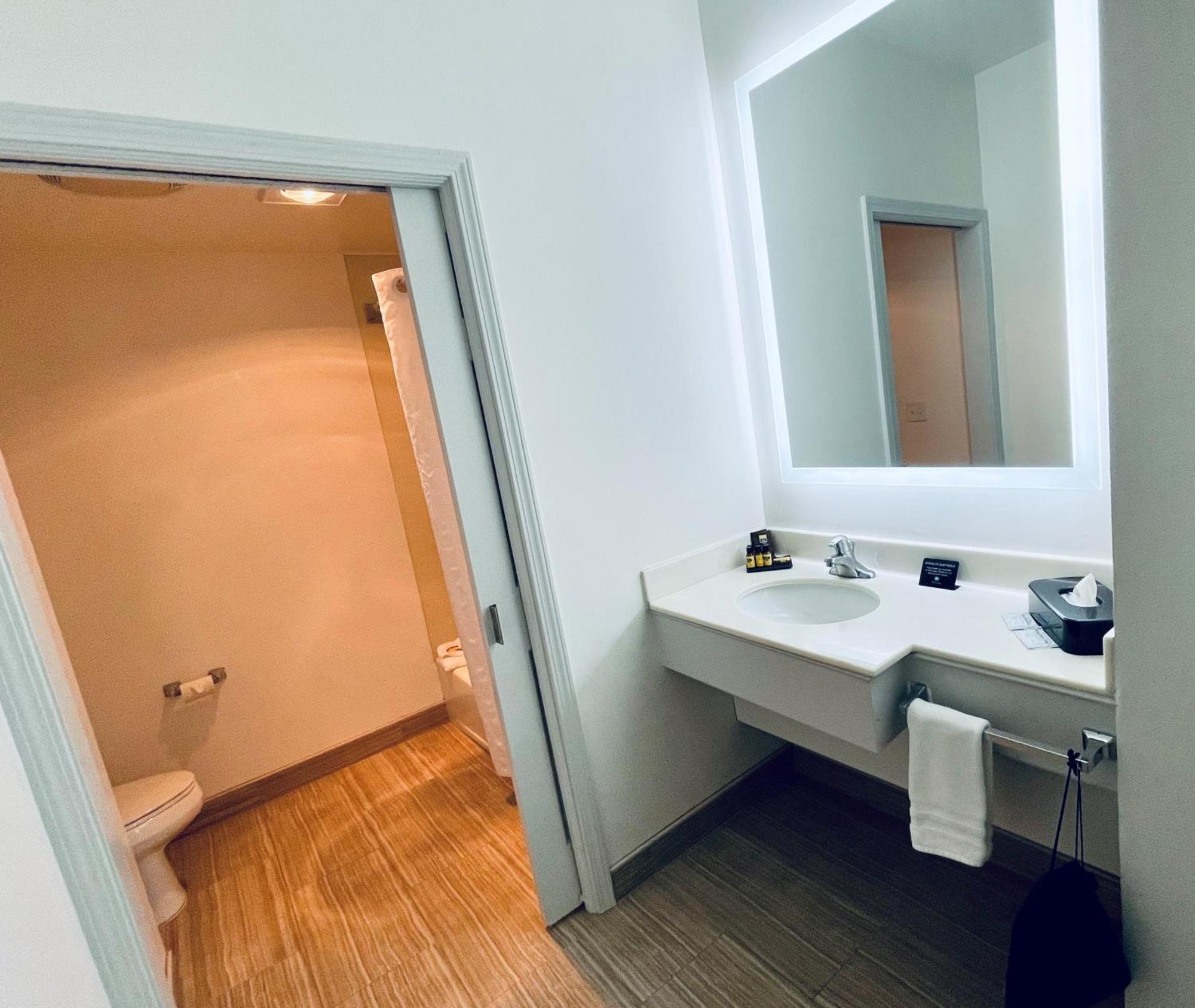 דיוויס University Park Inn & Suites מראה חיצוני תמונה