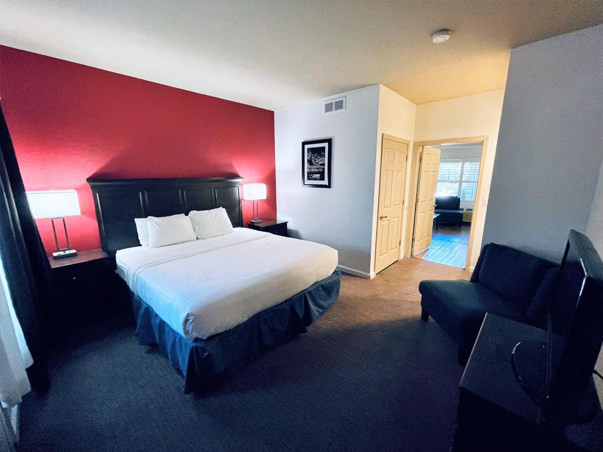 דיוויס University Park Inn & Suites מראה חיצוני תמונה