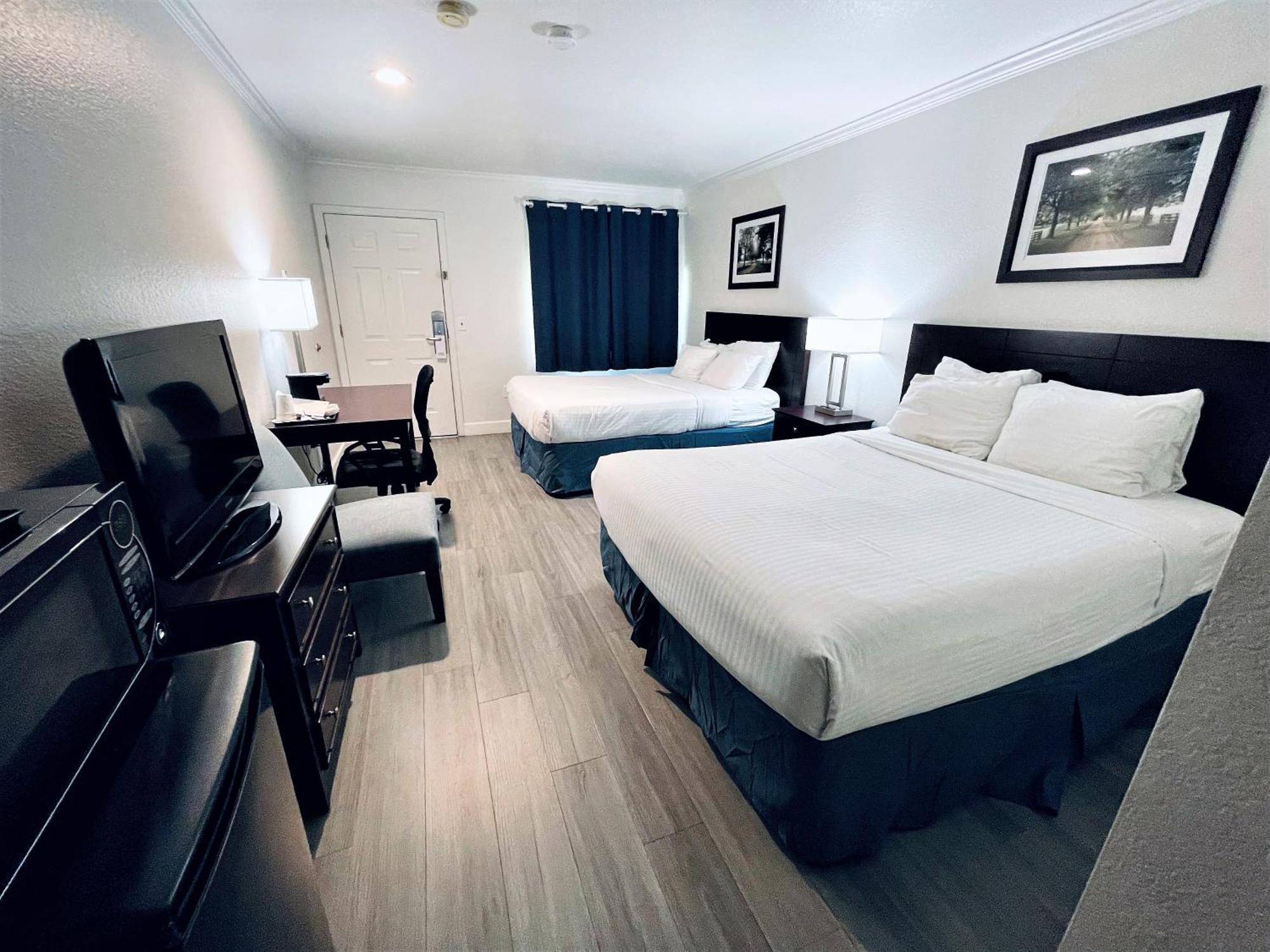 דיוויס University Park Inn & Suites מראה חיצוני תמונה