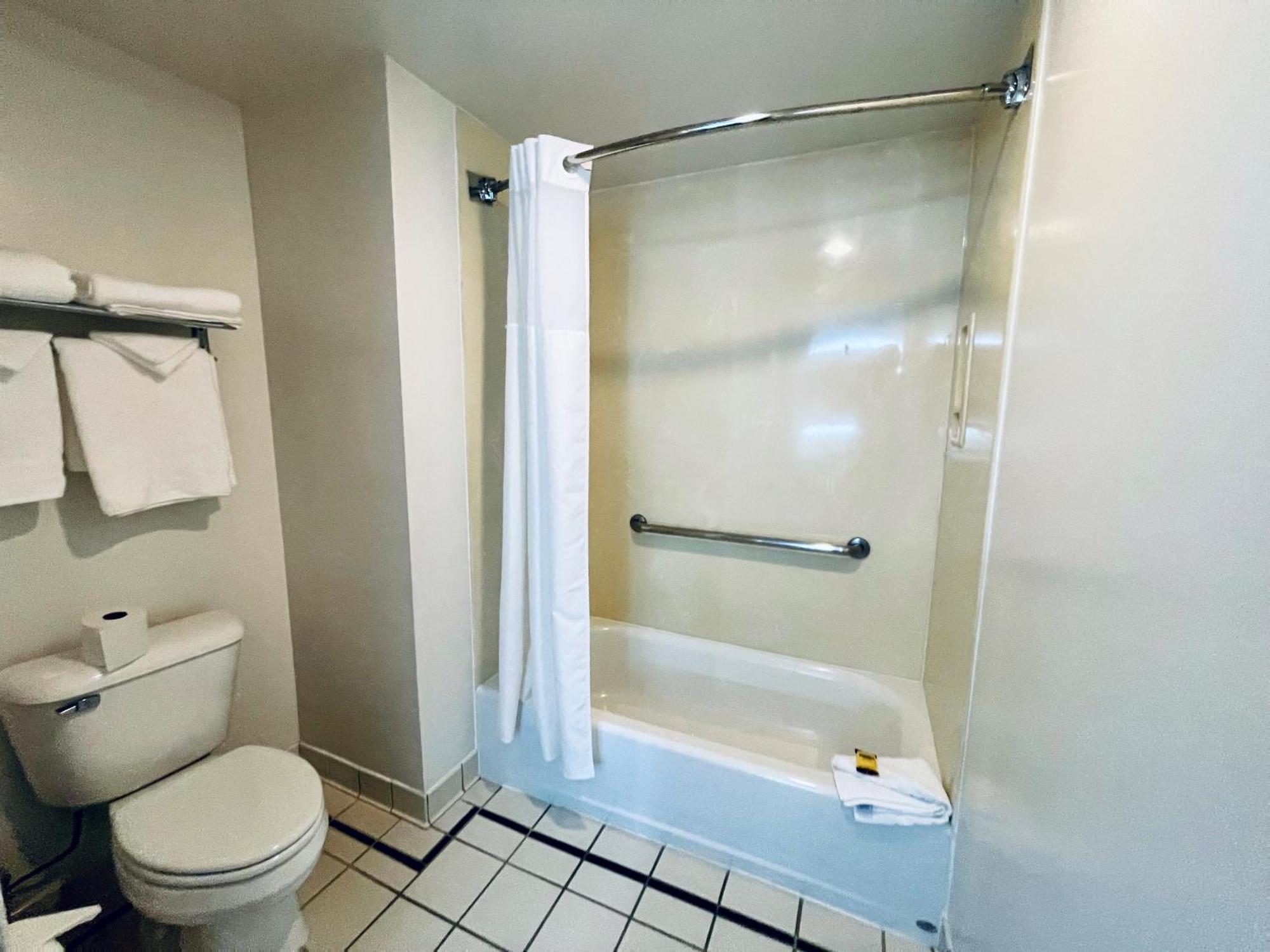 דיוויס University Park Inn & Suites מראה חיצוני תמונה