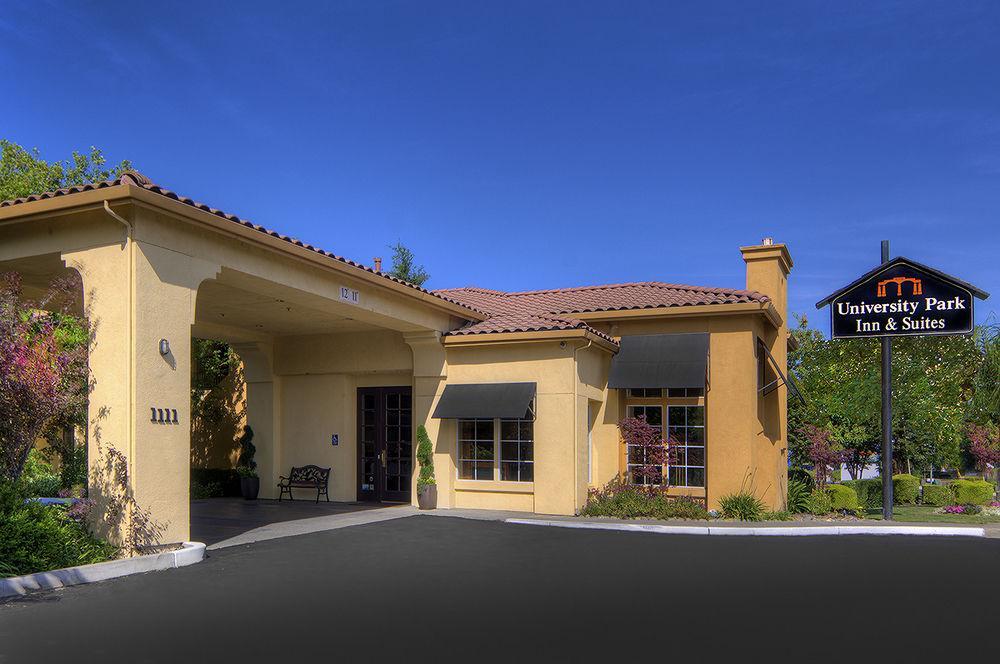 דיוויס University Park Inn & Suites מראה חיצוני תמונה