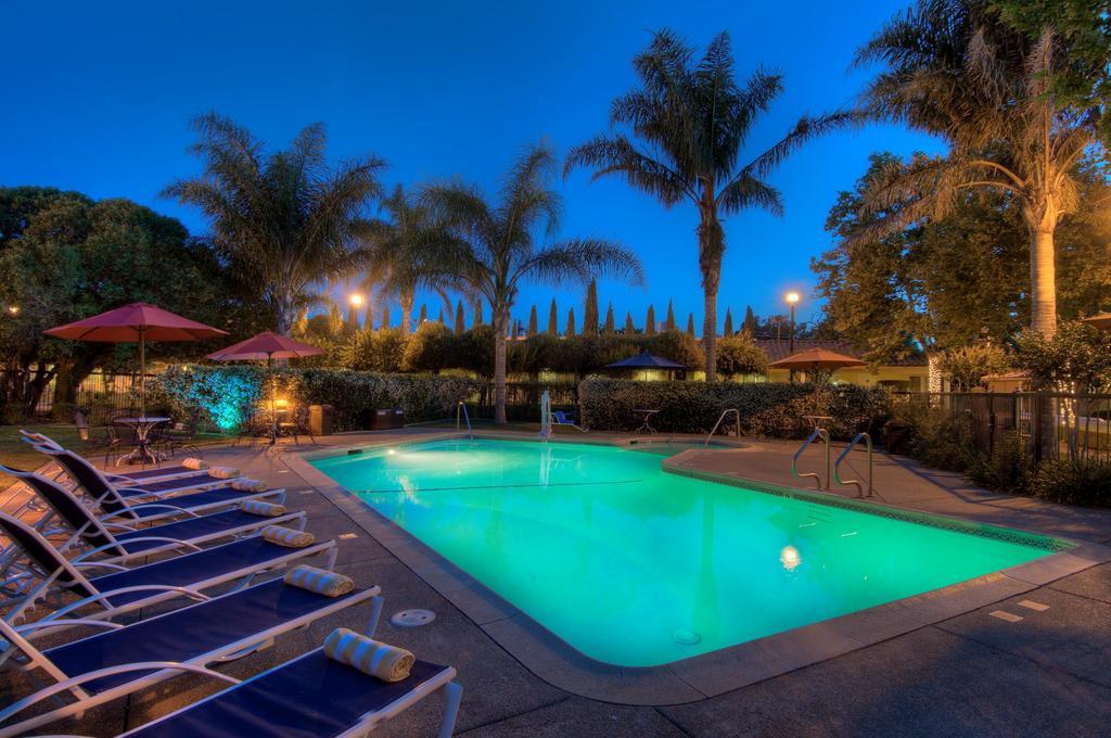 דיוויס University Park Inn & Suites מראה חיצוני תמונה