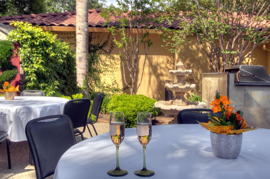 דיוויס University Park Inn & Suites מראה חיצוני תמונה