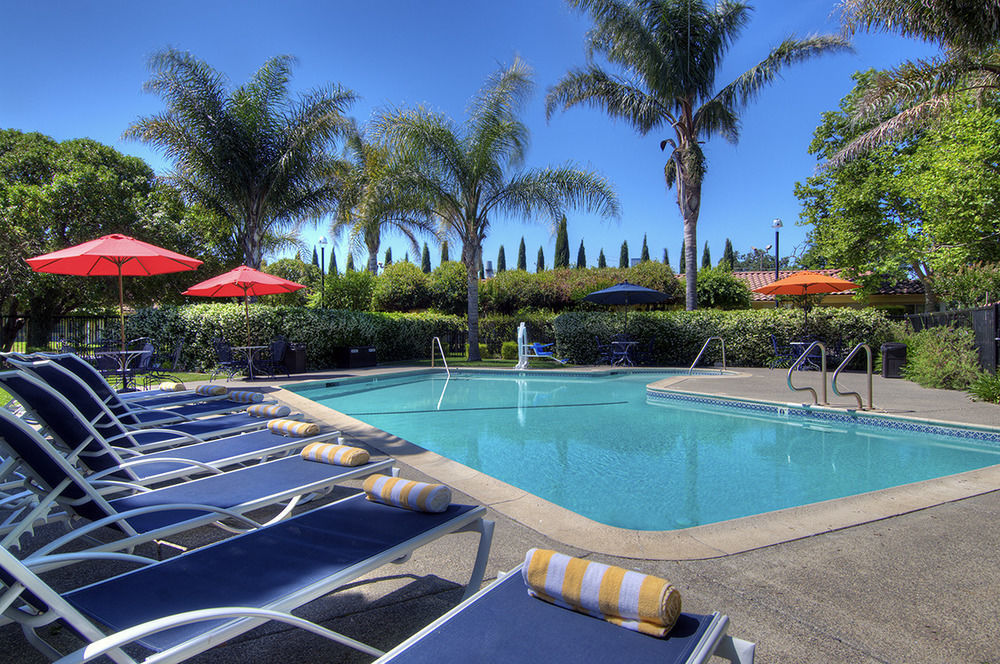 דיוויס University Park Inn & Suites מראה חיצוני תמונה