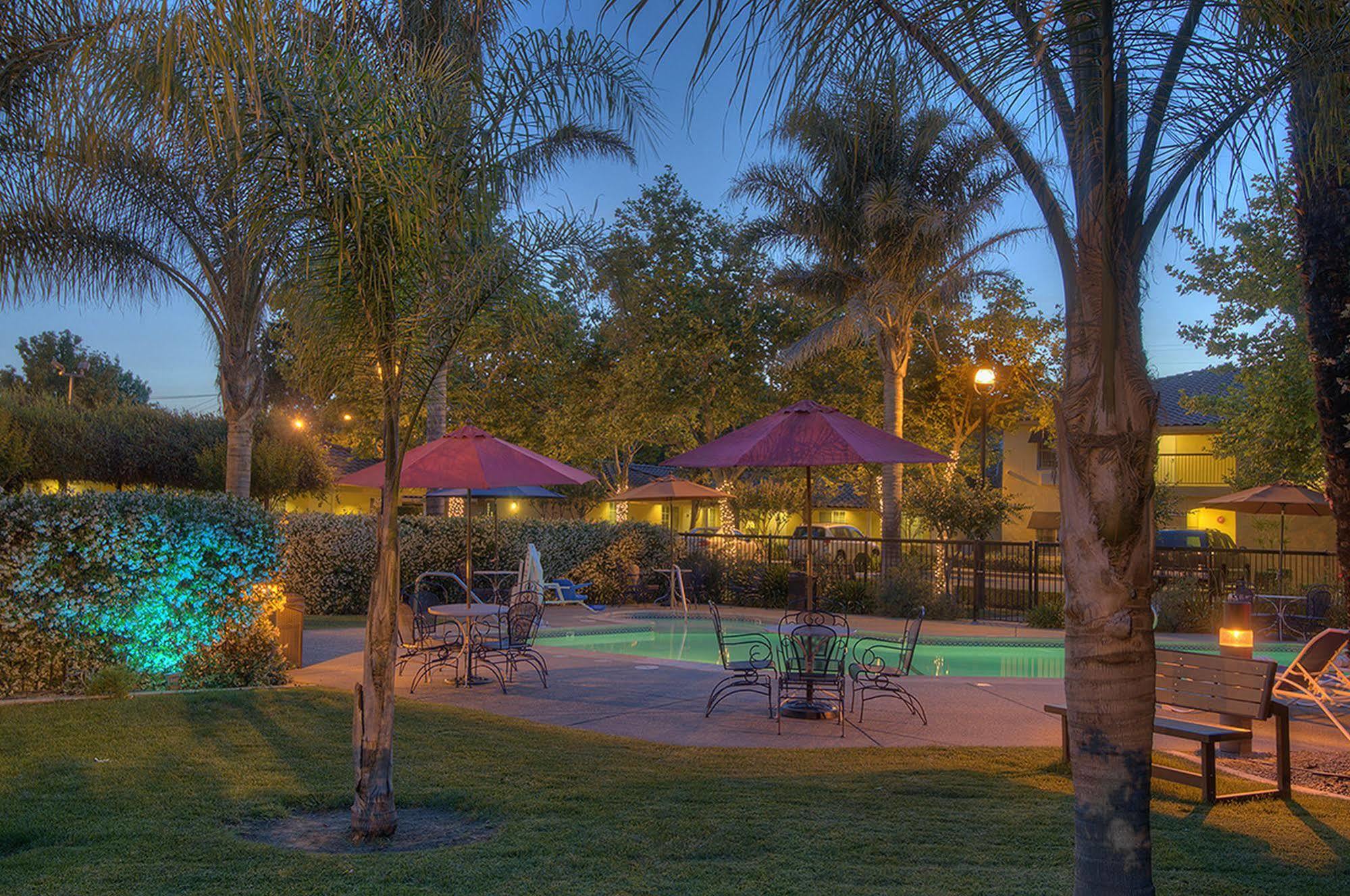 דיוויס University Park Inn & Suites מראה חיצוני תמונה